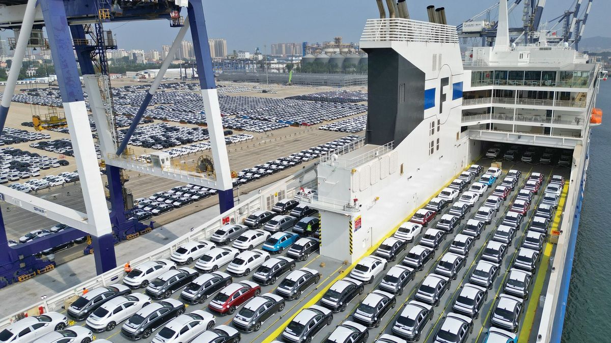 Z Číny vyplula do Evropy první nákladní loď s elektromobily